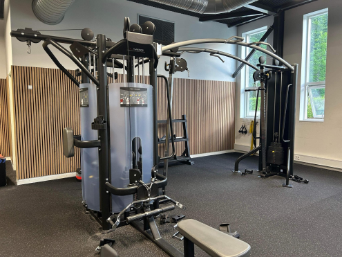 Bænkområde i fitness med plads til at løfte vægte