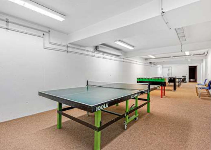 Opholdsområde med mulighed for bordfodbold og bordtennis under dit ophold på Danhostel Nørresundby